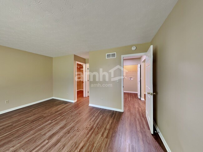 Building Photo - 545 Foxglove Ct