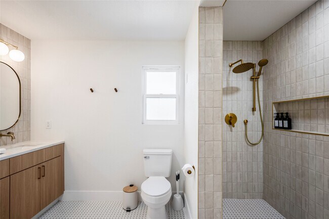 Building Photo - 5614 Oakhaven Ln