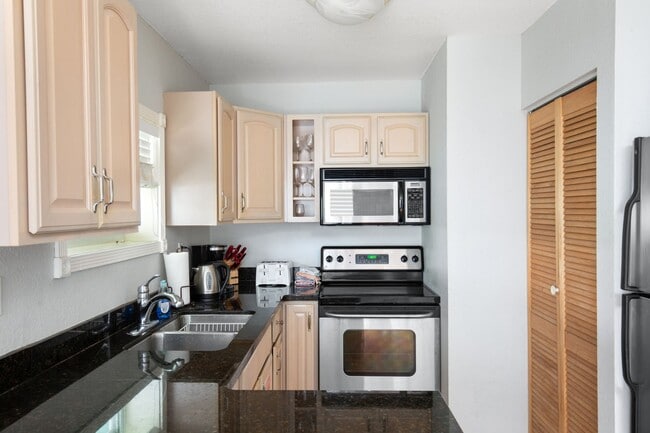 Building Photo - Beautifully Furnished 2-bedroom, 1-bathroom apartment 1 year lease