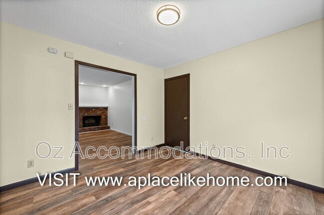 Building Photo - 608 E 78th St