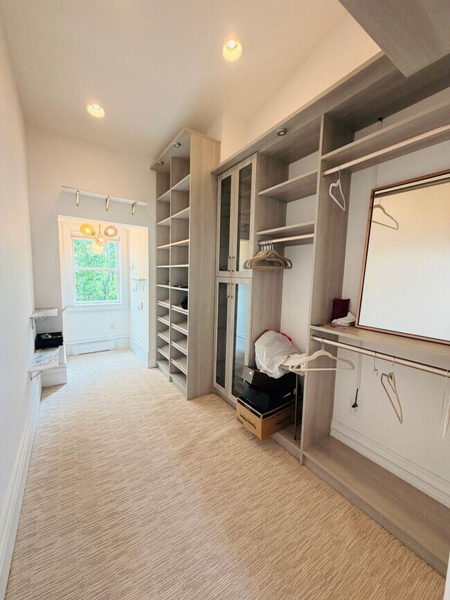 Building Photo - Lovely 3 story home with en-suiteS and private outdoor patio!