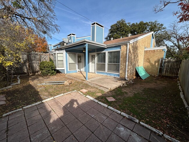 Building Photo - SUPERB Duplex in Euless! READY NOW!