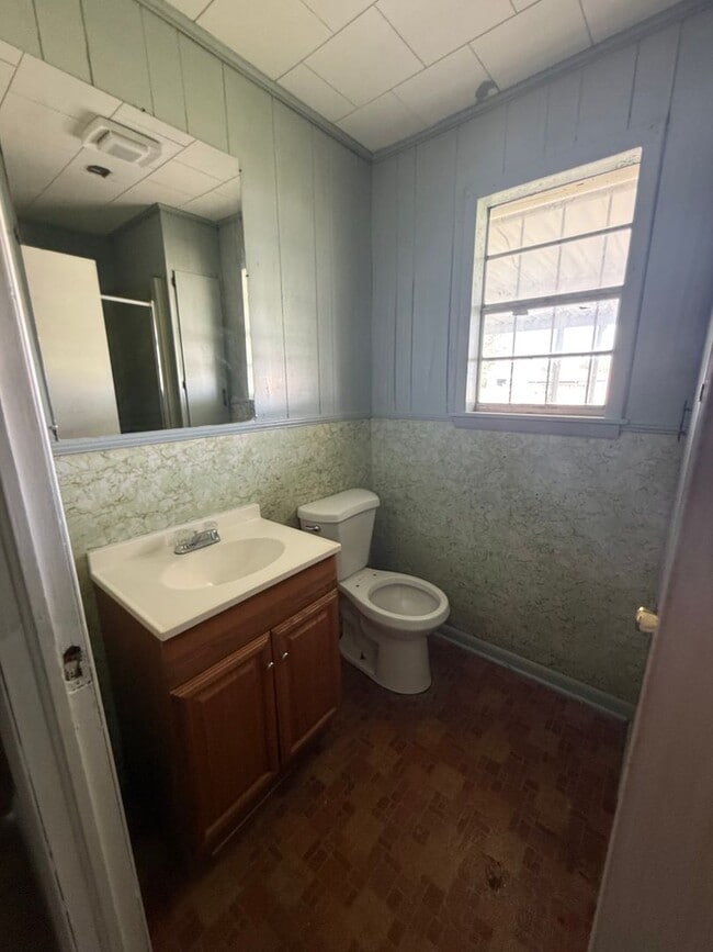 Building Photo - Renovated 5 Bedroom 2 Bath Home for Rent!