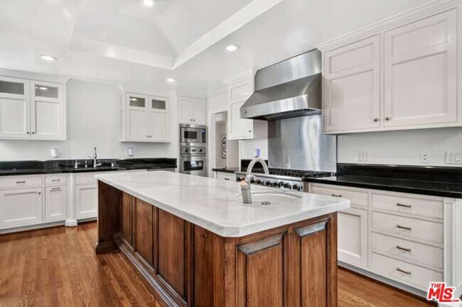 Building Photo - 510 Toyopa Dr