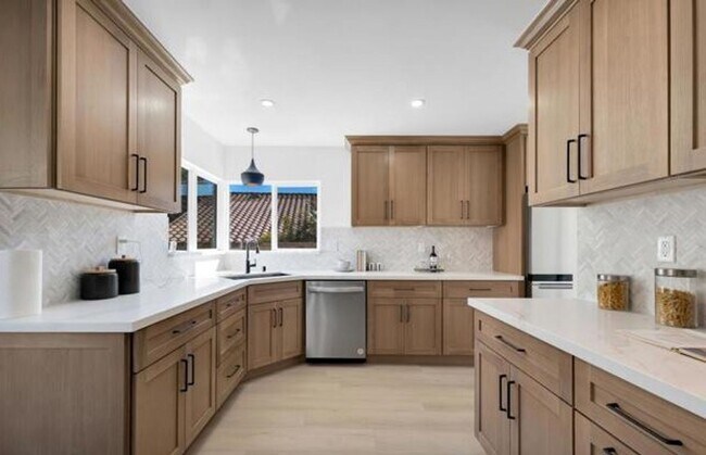 Building Photo - MOVE-IN READY 4+3 w/upgrades, great floorp...