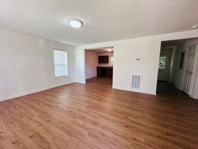 Building Photo - 3 Bedroom 2.5 Bath Townhouse