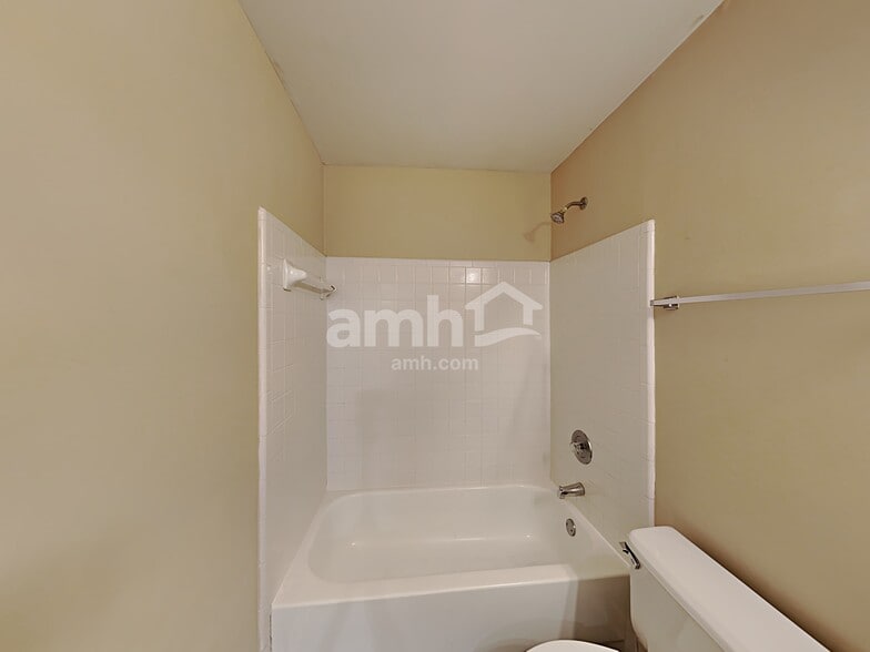 Building Photo - 201 Red Oak Ln