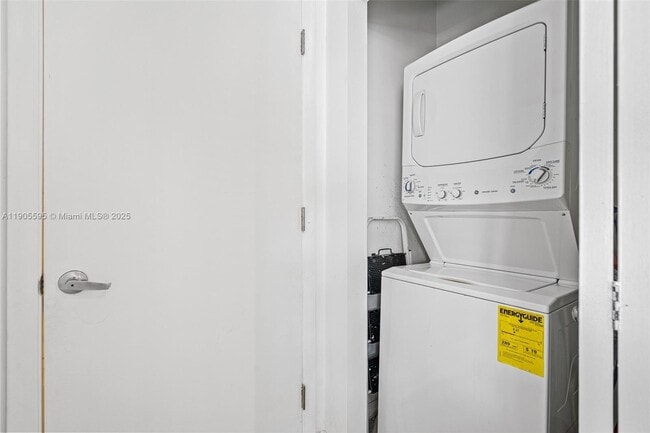 Building Photo - 10 SW South River Dr