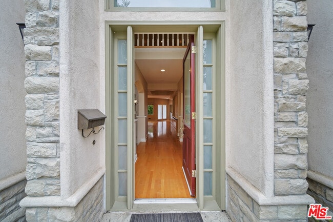 Building Photo - 248 S Swall Dr