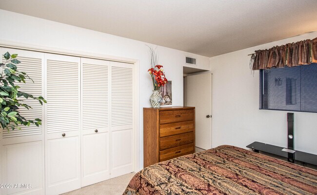 Building Photo - 7631 E Sandalwood Dr