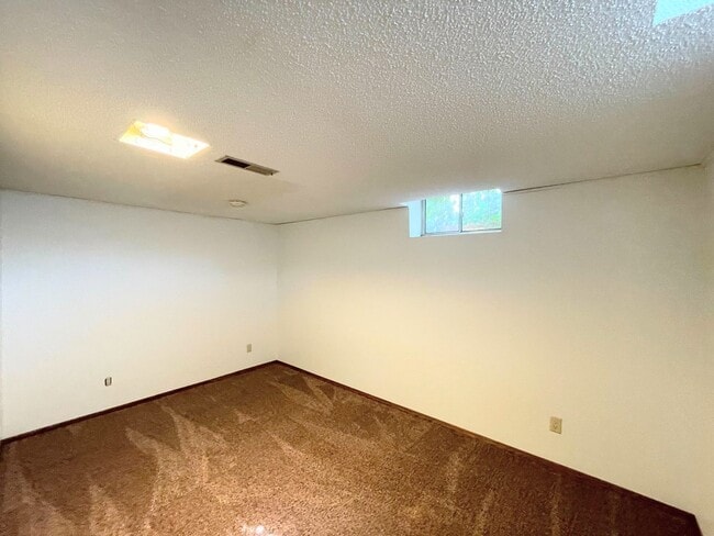 Building Photo - Comfortable 3 Bedroom 2 Bath House in Beau...