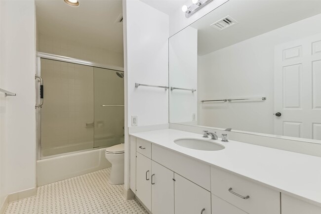 Building Photo - 14 Greenway Plz