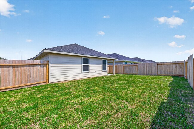 Building Photo - 3030 Lake Crest Dr