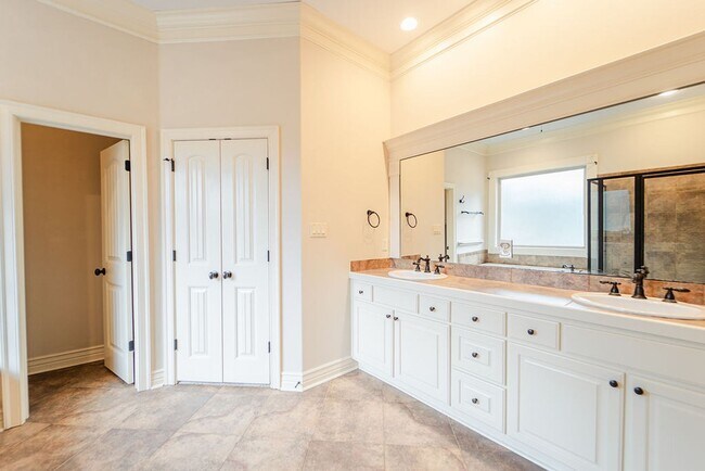 Building Photo - 2000 Square feet, of gorgeous living space in Hot Springs Village.