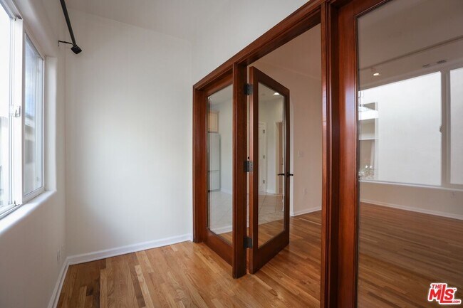 Building Photo - 806 N Alfred St