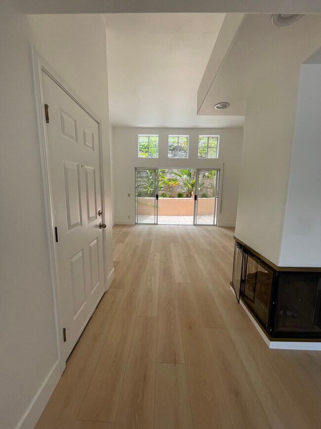 Entrance/Fireplace/Living room - 4347 Freedom Dr