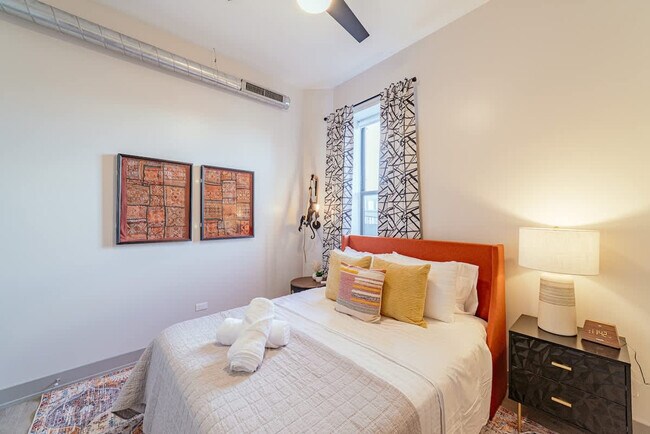 Building Photo - 1954 W North Ave