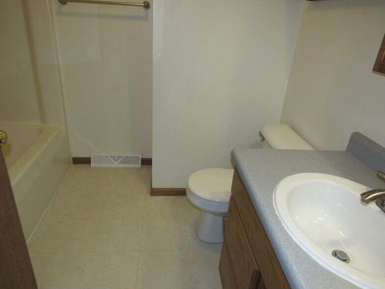 HALL BATH - 540 Arrowhead Dr