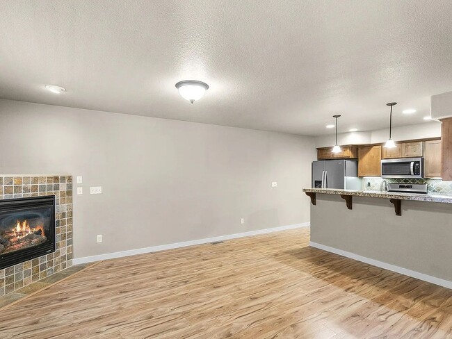 Building Photo - Charming 3 Story Townhome with AC