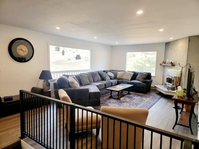 Building Photo - Spacious 4-bedroom + study home; Includes Hot tub and Pool Table - Avail. Now!