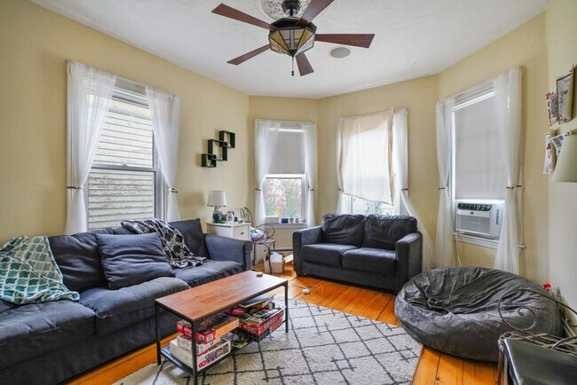 Building Photo - Great Mission Hill 4 bed