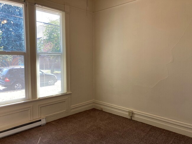 Building Photo - Campus House ~ 4 bedroom, 2 bath