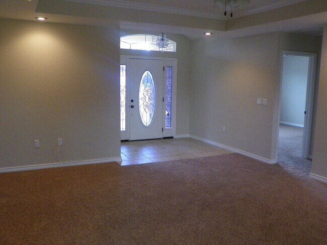 Building Photo - SPECTACULAR NEWER HOME, FIREPLACE, FORMAL ...