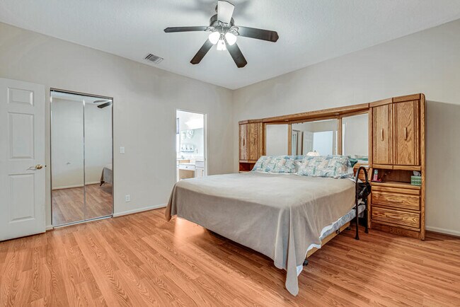 Building Photo - 9795 Crescent View Dr S