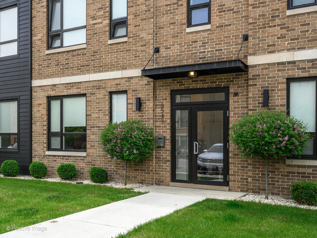 Building Photo - 2150 N Neenah Ave