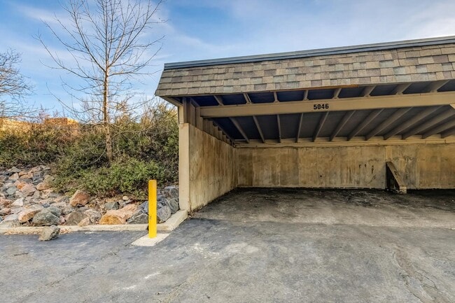 Building Photo - 5004 E Hinsdale Pl