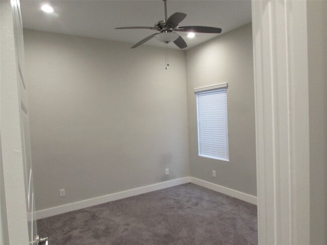 Building Photo - 3249 Dixie Dr