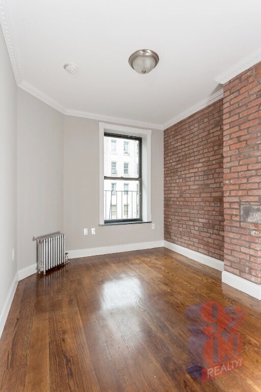 Building Photo - 422 E 9th St