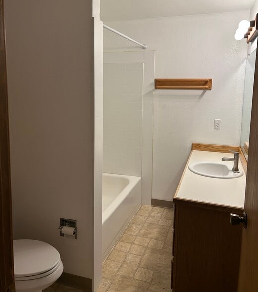 Building Photo - 5001 E Mayflower Ln