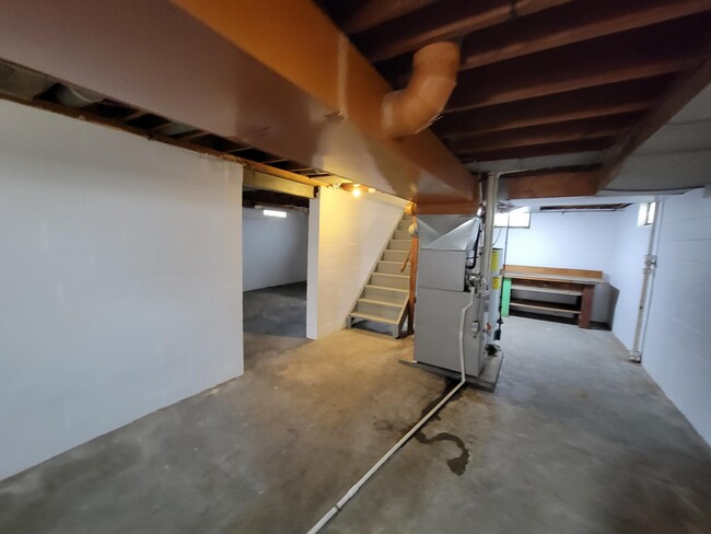 Building Photo - 812 Newman Ave
