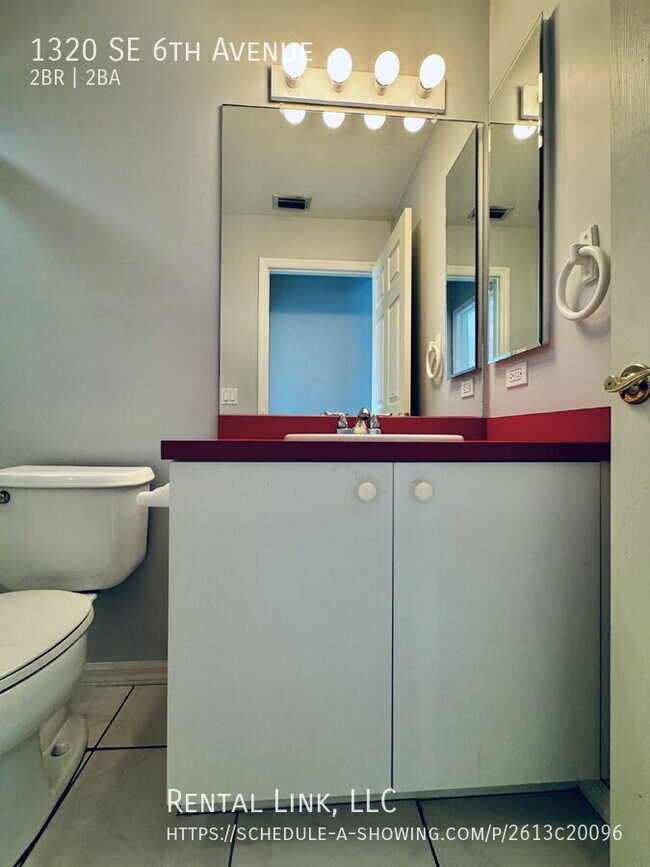 Building Photo - 1320 SE 6th Ave