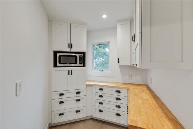 Building Photo - Available Now – Beautiful Carmel Valley Home in Carmel School District