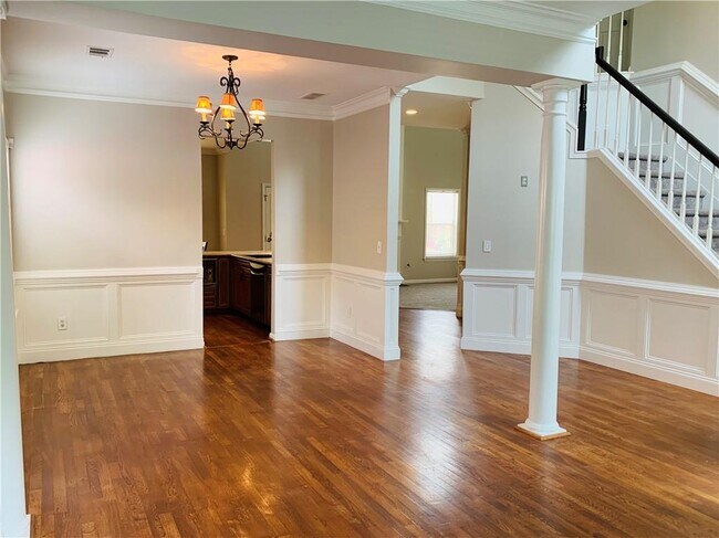 Building Photo - 2020 Chelton Way SE