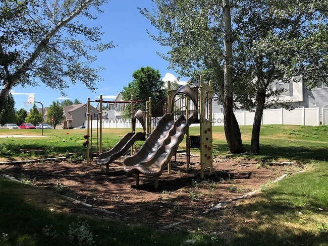 Building Photo - Beautiful Townhome in Wonderful Gated Comm...