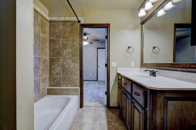 Building Photo - 812 Ryan Rd