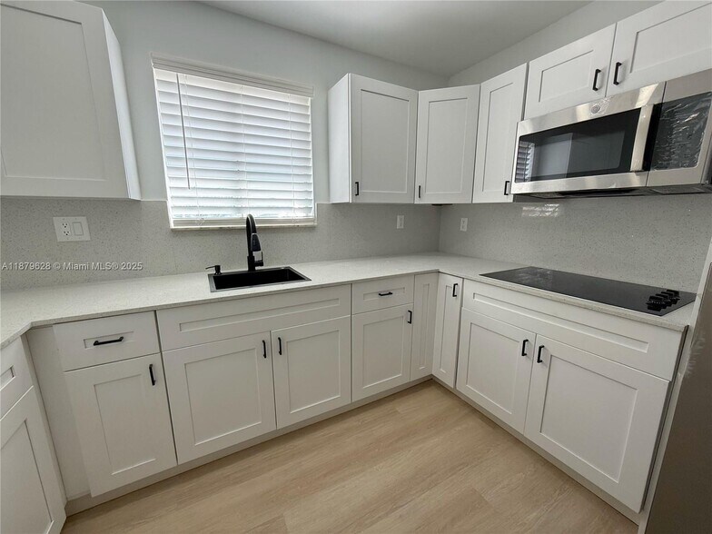 Building Photo - 3252 W 70th St