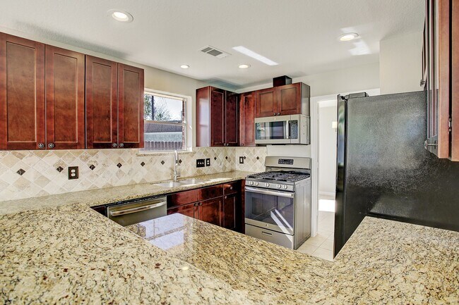 Building Photo - 6506 Larissa Cir