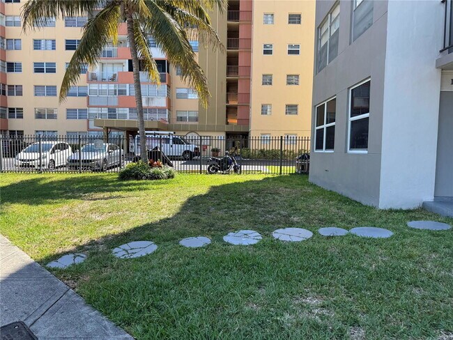 Building Photo - 16450 Miami Dr
