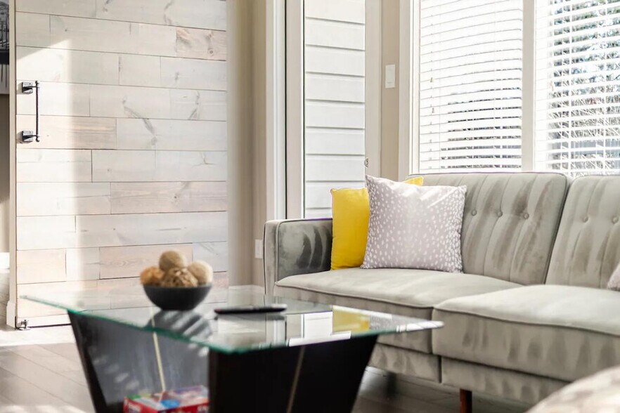 Building Photo - 805 The High Rd