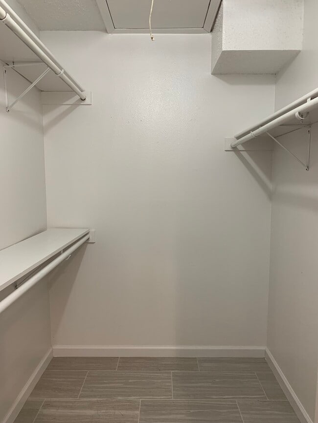 Building Photo - 2749 Parkchester Dr