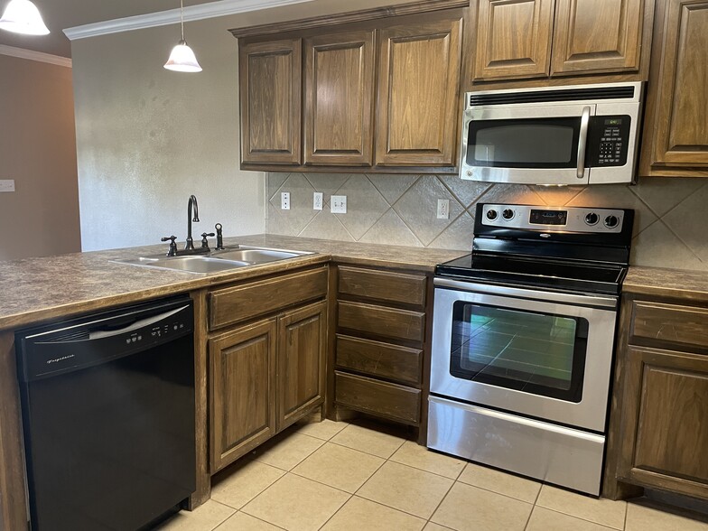 kitchen - 610 Rolling Hills Dr