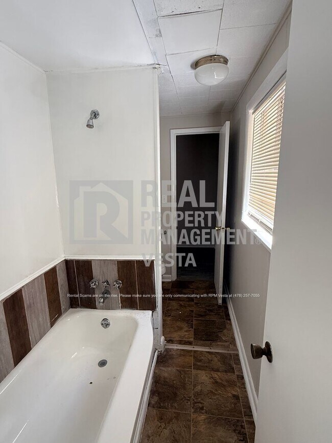 Building Photo - 614 Cedarwood Dr