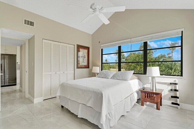 Building Photo - 360 Bella Vista Ct N