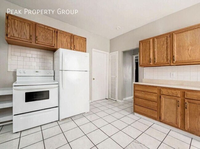 Building Photo - 227 E Northwood Ave