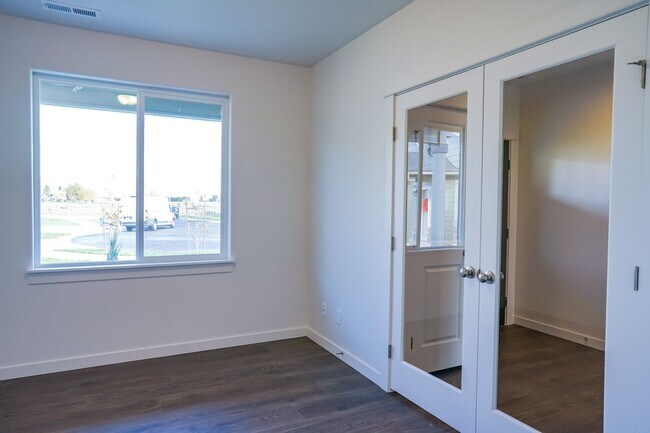 Building Photo - 4 Bedroom, 2.5 Bath New home