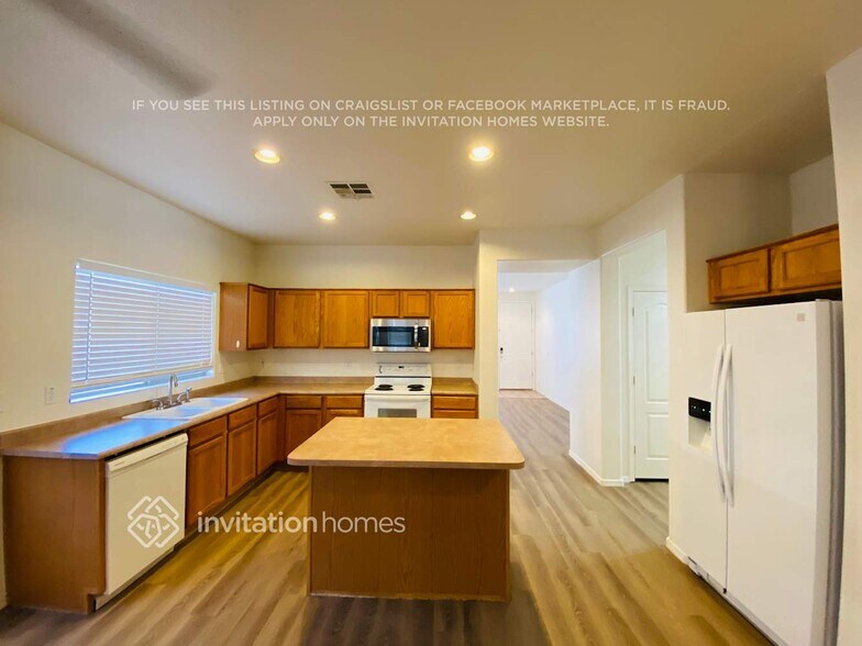 Building Photo - 2103 E La Costa Dr